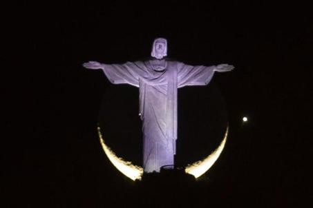 BRA13. R&Iacute;O DE JANEIRO. 08/09/13.- Un fen&oacute;meno astron&oacute;mico se puede seguir hoy, domingo 7 de septiembre de 2013, en algunas ciudades de Brasil y se ha visto en otras partes del mundo: la conjunci&oacute;n de Venus con la luna creciente, detr&aacute;s del Cristo Redentor en R&iacute;o de Janeiro (Brasil). EFE/ Antonio Lacerda